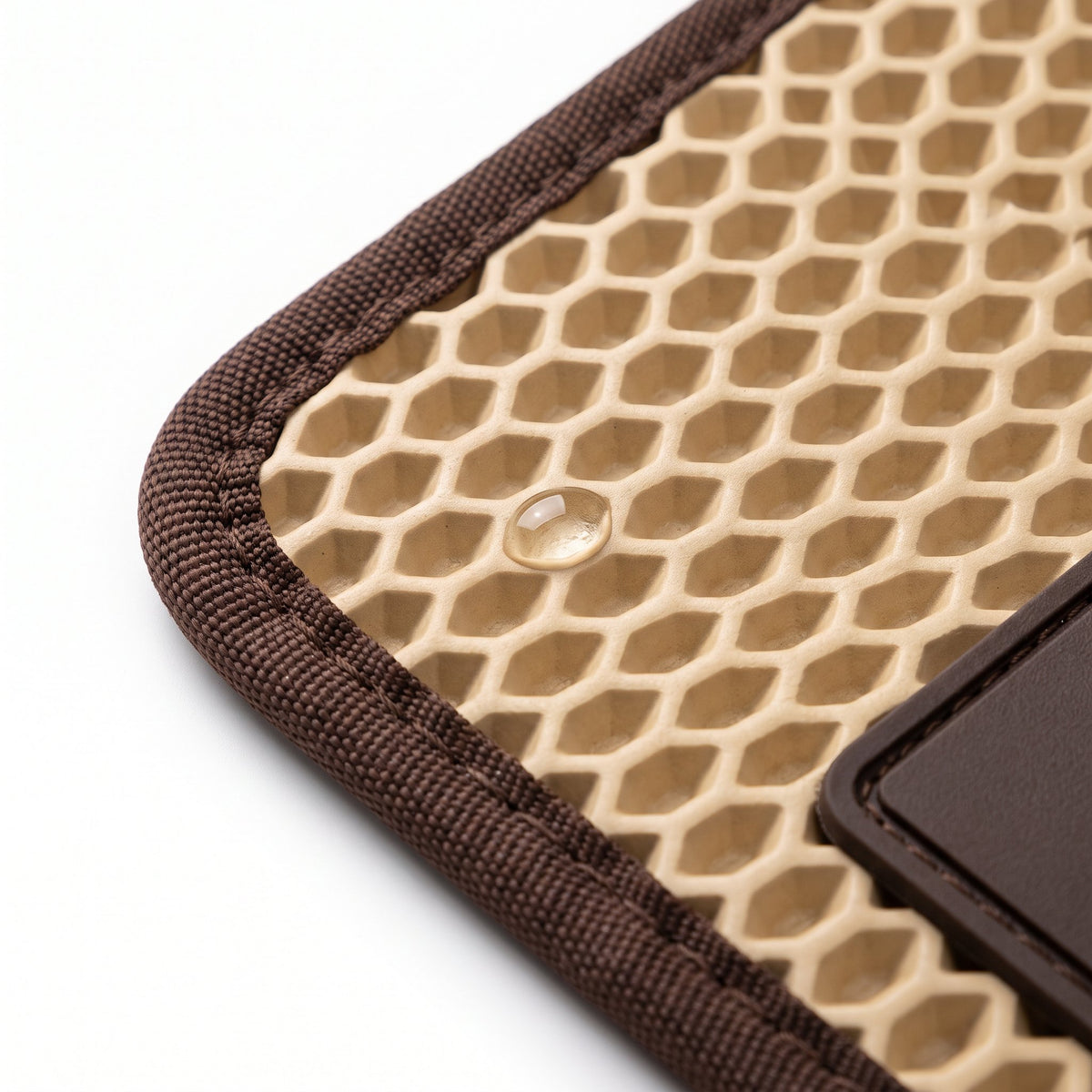 Detalle de la goma EVA, el ribete cosido y la talonera