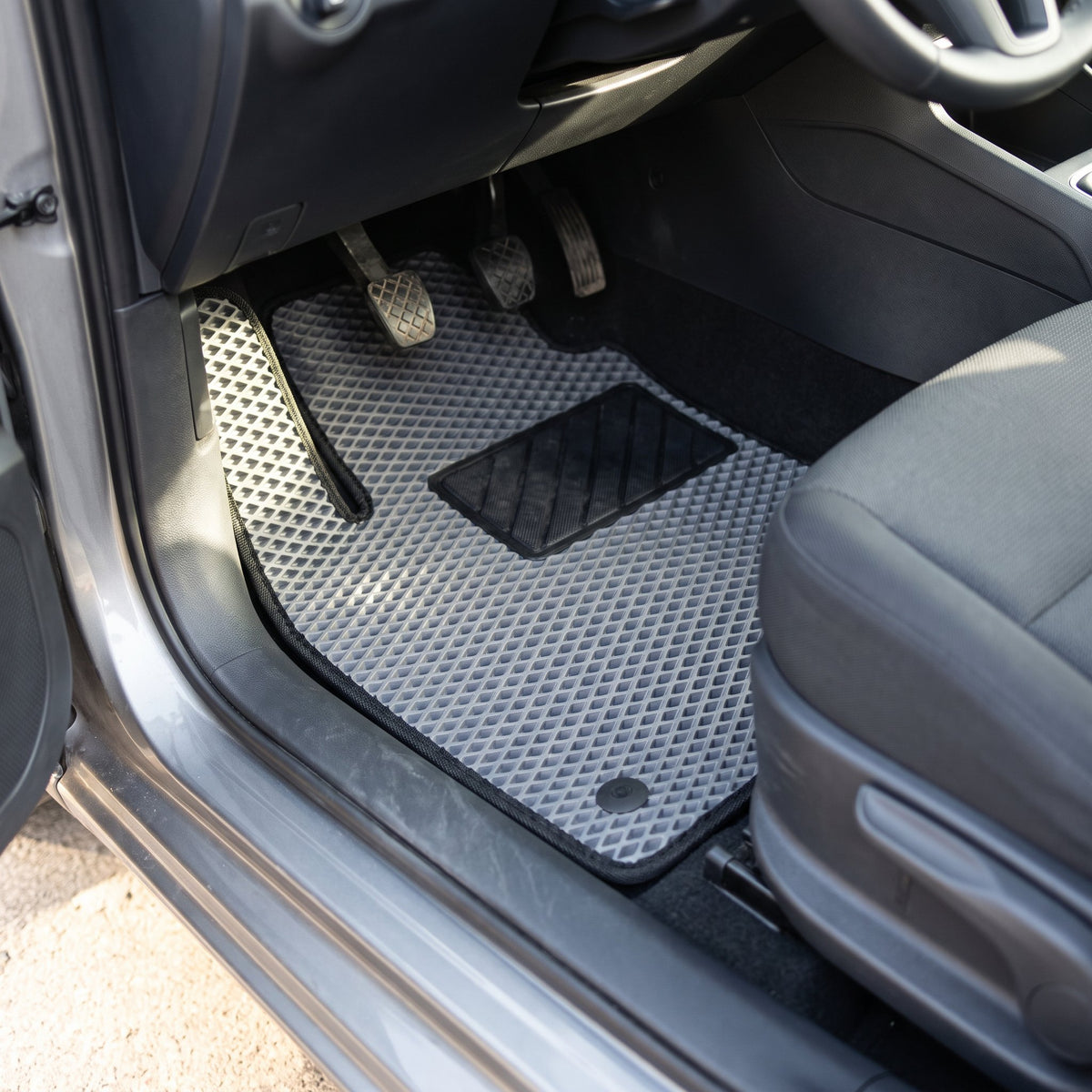 Alfombrilla de goma EVA colocada en el coche