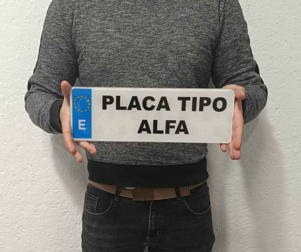 Placa de matrícula acrílica - Tipo Alfa - 340 x 110 mm - Con texto personalizado