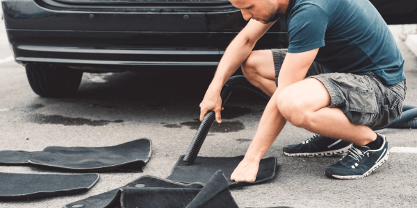 Cómo limpiar las alfombras del coche 